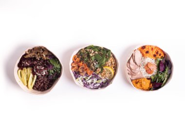 Beyaz arka planda lezzetli minimalist brunch kaselerinin üst görüntüsü