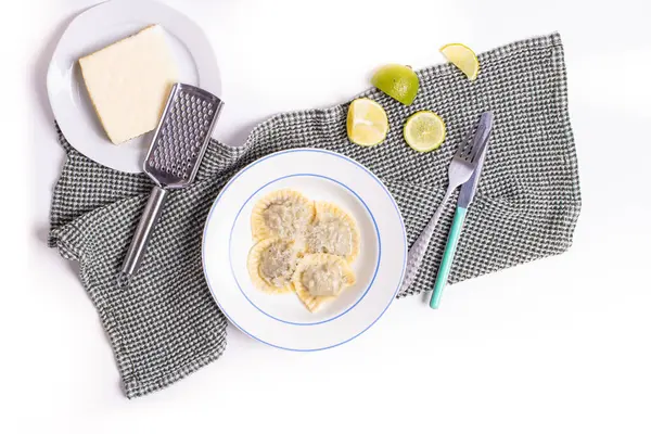 Beyaz arka planda nefis ev yapımı makarna manzarası