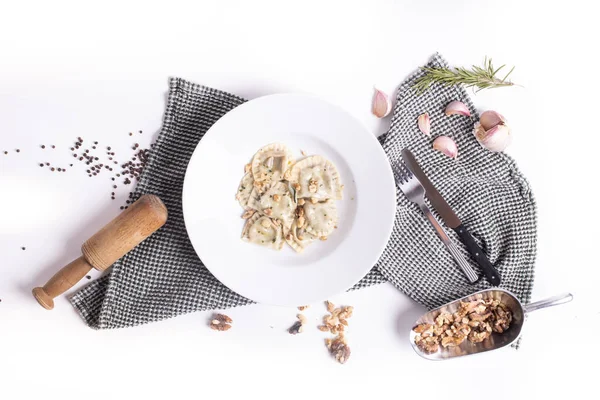 Beyaz arka planda nefis ev yapımı makarna manzarası