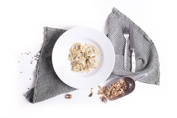 Beyaz arka planda nefis ev yapımı makarna manzarası