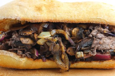 Lezzetli etli biftek soğan mantar sandviç