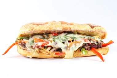 Lezzetli etli biftek sandviç soğan, mantar ve eritilmiş peynir peynir bir ciabatta içinde