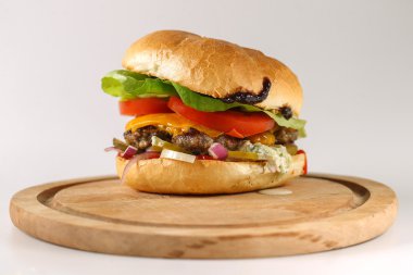 Lezzetli peynir sığır eti burger marul, çedar, barbekü sosu, domates, turşu ve cacık ile