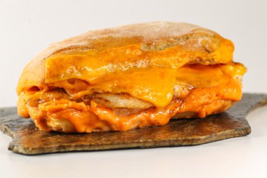 Lezzetli tavuk biftek sandviç içinde bir ciabatta kaşar peyniri ile 