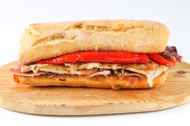 Bir ciabatta lezzetli domuz eti ızgara serranito sandviç 