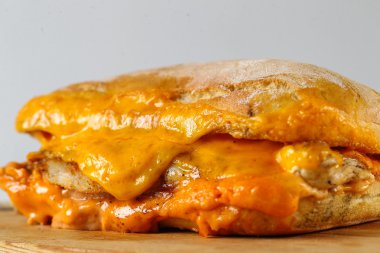 Lezzetli tavuk biftek sandviç içinde bir ciabatta kaşar peyniri ile 