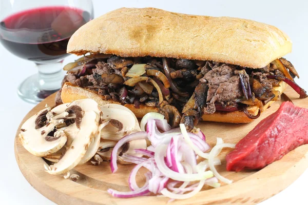 Chutné hovězí steak cibule houby sendvič v roli ciabatta — Stock fotografie