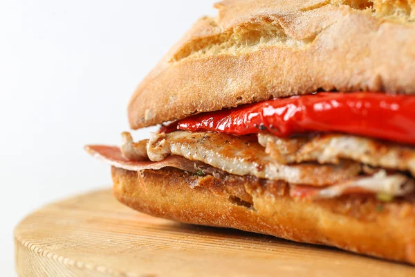 Leckeres vom Schwein gegrilltes Serranito-Sandwich in Ciabatta — Stockfoto