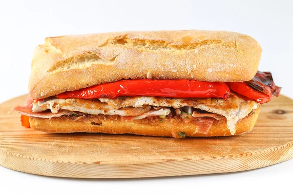Bir ciabatta lezzetli domuz eti ızgara serranito sandviç 