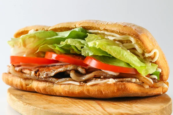 Вкусный сэндвич с беконом в чиабатте — стоковое фото