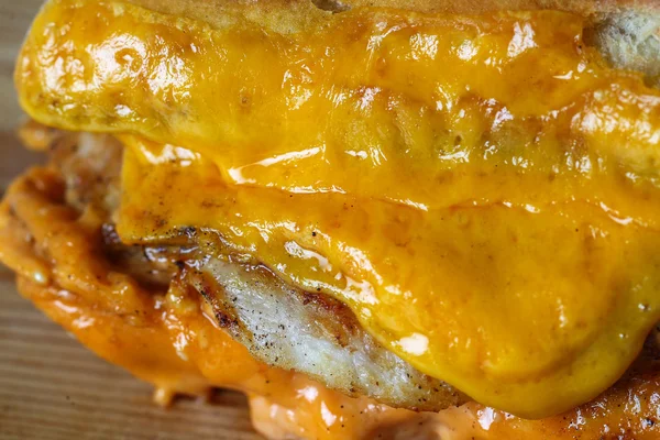 Sabroso sándwich de filete de pollo en una ciabatta con queso cheddar — Foto de Stock
