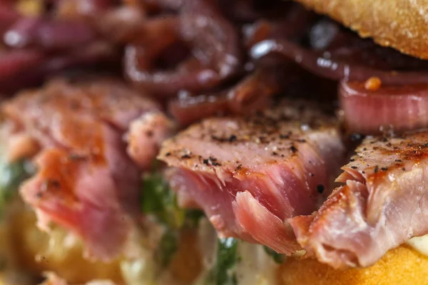 Sabroso sándwich de filete de atún en una ciabatta — Foto de Stock