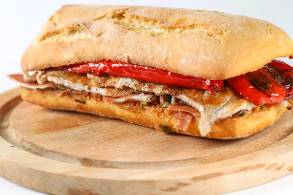 Bir ciabatta lezzetli domuz eti ızgara serranito sandviç 
