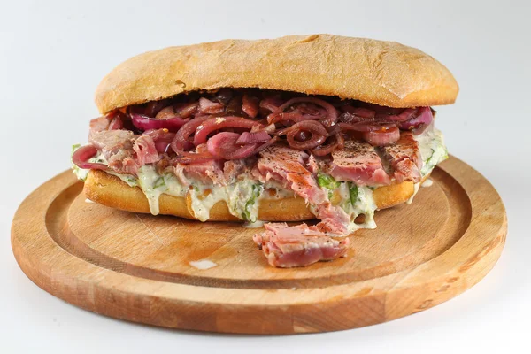 Chutné tuňákový steak sendvič v roli ciabatta — Stock fotografie