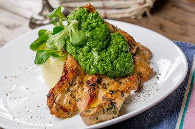 Lezzetli ızgara tavuk göğsü pesto sos ve patates püresi ile