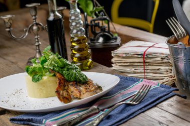 Lezzetli ızgara tavuk göğsü pesto sos ve patates püresi ile