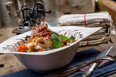 Rucola, cherry domates, valeri ile lezzetli ızgara tavuk salata