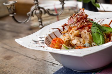 Rucola, cherry domates, valeri ile lezzetli ızgara tavuk salata