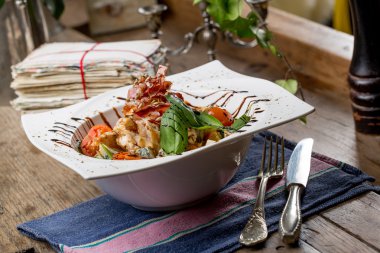 Rucola, cherry domates, valeri ile lezzetli ızgara tavuk salata