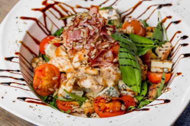 Rucola, cherry domates, valeri ile lezzetli ızgara tavuk salata