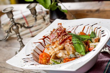 Rucola, cherry domates, valeri ile lezzetli ızgara tavuk salata