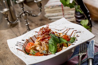 Rucola, cherry domates, valeri ile lezzetli ızgara tavuk salata