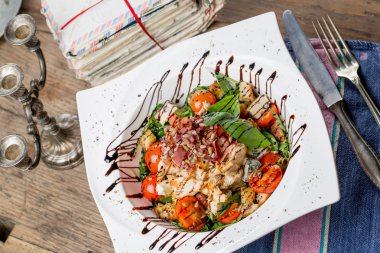 Rucola, cherry domates, valeri ile lezzetli ızgara tavuk salata