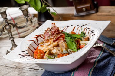 Rucola, cherry domates, valeri ile lezzetli ızgara tavuk salata