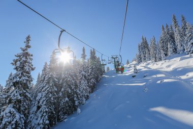 Kayakçı teleferik, Karpat Dağları güzel güneşli bir günde üzerinde üzerinde