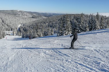 Kayakçı teleferik, Karpat Dağları güzel güneşli bir günde üzerinde üzerinde