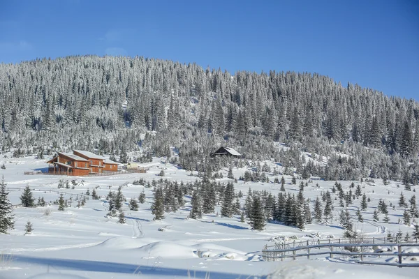 滑雪者在滑雪缆车上可爱的阳光灿烂的日子在喀尔巴阡山脉上 — 图库照片