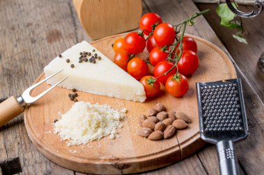 Rendelenmiş pecorino peyniri domates, seçici odak ile ahşap kesme tahtası üzerinde