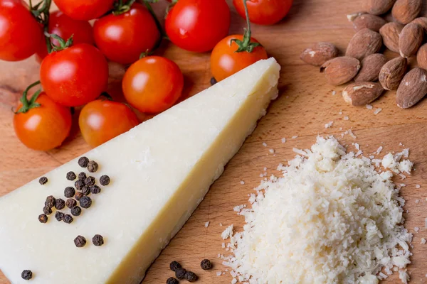 Rendelenmiş pecorino peyniri domates, seçici odak ile ahşap kesme tahtası üzerinde