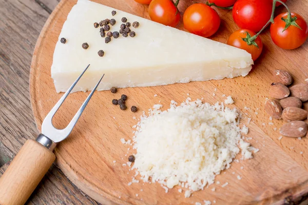 Rendelenmiş pecorino peyniri domates, seçici odak ile ahşap kesme tahtası üzerinde