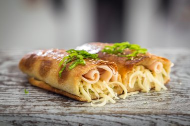 Jambonlu ve peynirli sandviç.