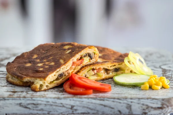 Sebzeli ve peynirli pizza