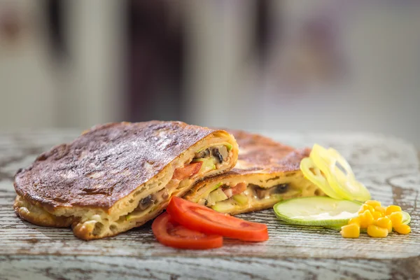 Sebzeli ve peynirli pizza