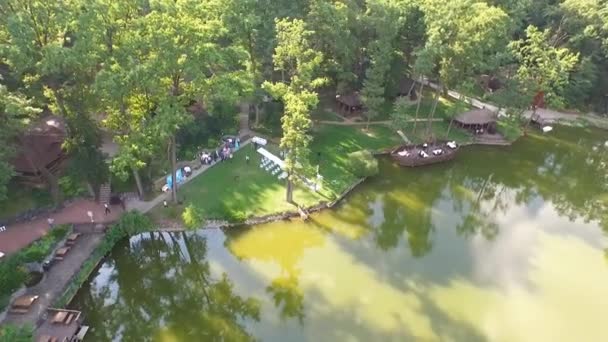 Svatební obřad v lesích na břehu řeky, letecký pohled — Stock video