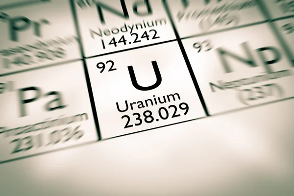 Сосредоточьтесь на радиоактивном урановом химическом элементе — стоковое фото