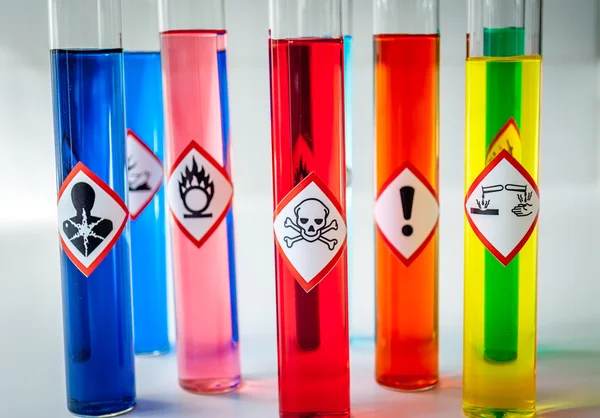 Pictogrammes de danger chimique multicolores — Photo