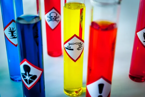 Flacons multicolores de chimie - Focus sur le danger corrosif — Photo