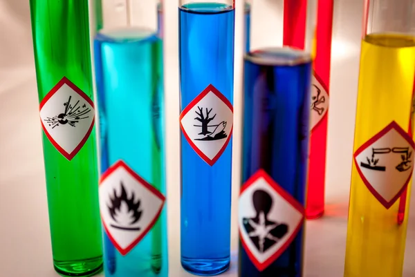 Різнокольорові хімічні флакони - фокус на небезпечній для довкілля небезпеці — стокове фото