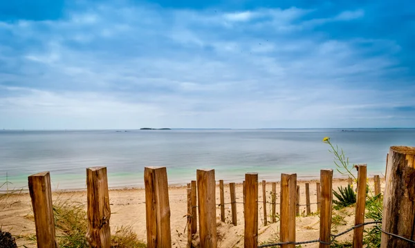 Belle plage en Bretagne avec des enjeux en bois — Photo