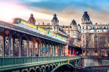 Bir Hakeim köprü Paris