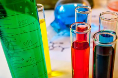 Flask, test tüpleri ve organik formül kimya çizimi