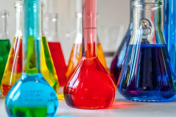 Química copos multicoloridos — Fotografia de Stock