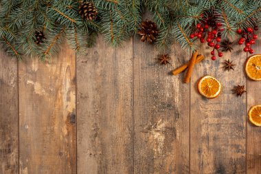 Yeni yıl geçmişi. Ahşap bir masada ladin dalları. Yeni yıl ağacı için süsler. Bayram Evergreen Dalları ve Çilekler Kırsal Orman Arkaplanının Üzerinde. Noel konsepti.