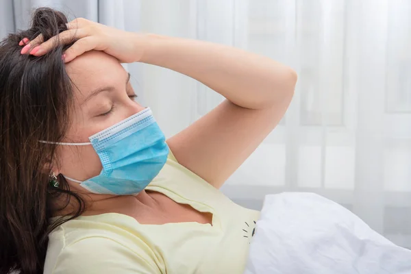 Patientin Mit Einer Mit Coronavirus Infizierten Maske Liegt Krankenhauszimmer Auf — Stockfoto