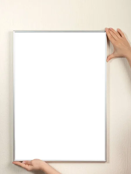 感恩的白色框模型 一个女人把一个相框挂在一面白墙上 — 图库照片