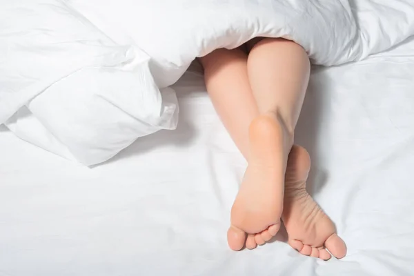 Woman Feet White Blanket Woman Leg Looks Out Covers White — Stock Photo, Image